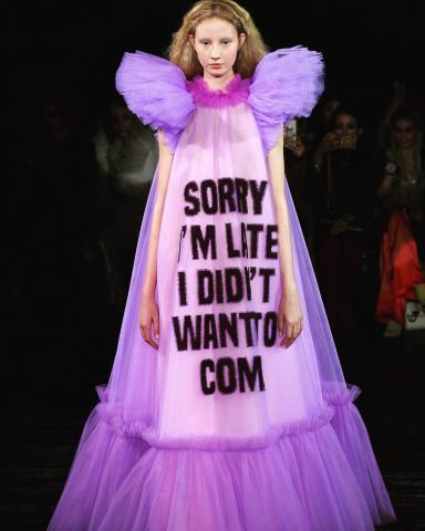 Viktor & Rolf - Η πασαρέλα που μας ξεσήκωσε και χειροκροτούμε δυνατά Viktor & Rolf - Η πασαρέλα που μας ξεσήκωσε και χειροκροτούμε δυνατά