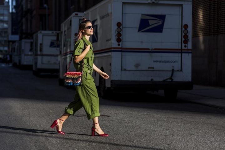 Boiler Suits: Αυτή είναι η τάση που λατρεύουν όλες οι γυναίκες και απεχθάνονται οι άντρες Boiler Suits: Αυτή είναι η τάση που λατρεύουν όλες οι γυναίκες και απεχθάνονται οι άντρες