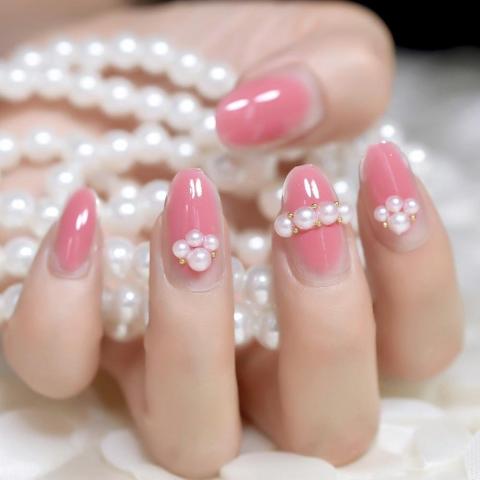 Πέρλες στα νύχια: Η κομψή τάση που θα αντικαταστήσει το γαλλικό Πέρλες στα νύχια: Η κομψή τάση που θα αντικαταστήσει το γαλλικό