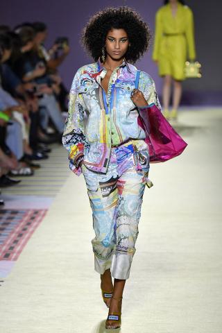 Η μεγάλη επιστροφή των 80's: 10 outfits που θα θέλεις να φοράς συνέχεια μέσα στο 2019 Η μεγάλη επιστροφή των 80's: 10 outfits που θα θέλεις να φοράς συνέχεια μέσα στο 2019