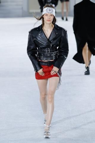 Η μεγάλη επιστροφή των 80's: 10 outfits που θα θέλεις να φοράς συνέχεια μέσα στο 2019 Η μεγάλη επιστροφή των 80's: 10 outfits που θα θέλεις να φοράς συνέχεια μέσα στο 2019