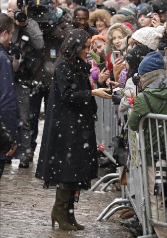 Η Meghan Markle και το αέρινο Oscar de la Renta μέσα στο χιόνι Η Meghan Markle και το αέρινο Oscar de la Renta μέσα στο χιόνι