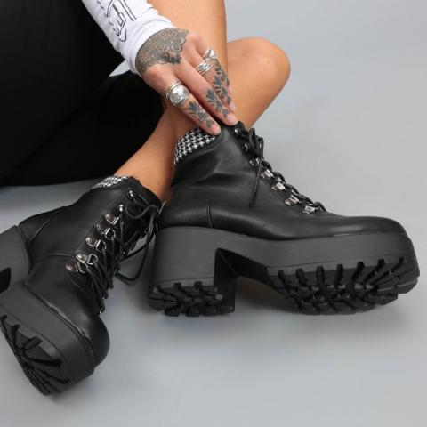 Χαμός στα social media με τα chunky boots που επέστρεψαν δυναμικά Χαμός στα social media με τα chunky boots που επέστρεψαν δυναμικά