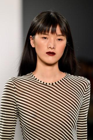 New Trend: Η απόχρωση του κόκκινου κρασιού είναι ό,τι πιο φρέσκο μπορείς να βάλεις στα χείλη σου! New Trend: Η απόχρωση του κόκκινου κρασιού είναι ό,τι πιο φρέσκο μπορείς να βάλεις στα χείλη σου!